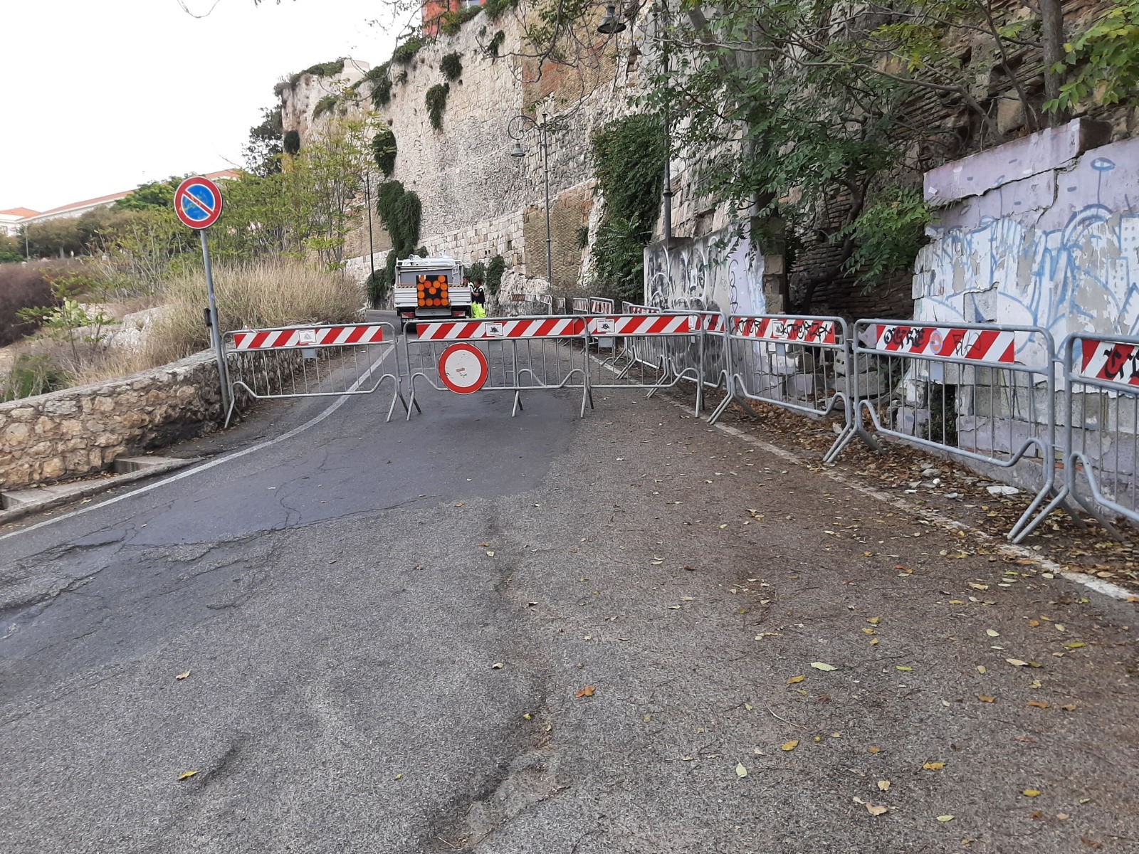 Cagliari, crollano le antiche mura in via Fiume: “Rischi per i cittadini e Castello paralizzato”