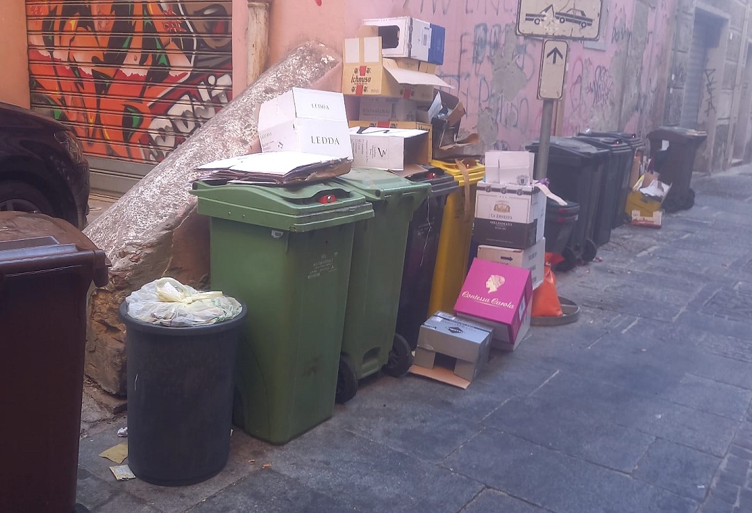 Raccolta della spazzatura Cagliari, polemica sull’aumento dei mastelli: “Diventeranno anche quelli un rifiuto da smaltire”