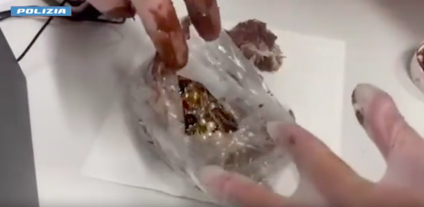 Cagliari, gioielli nascosti tra la cioccolata e il detersivo: finisce così la truffa del finto carabiniere