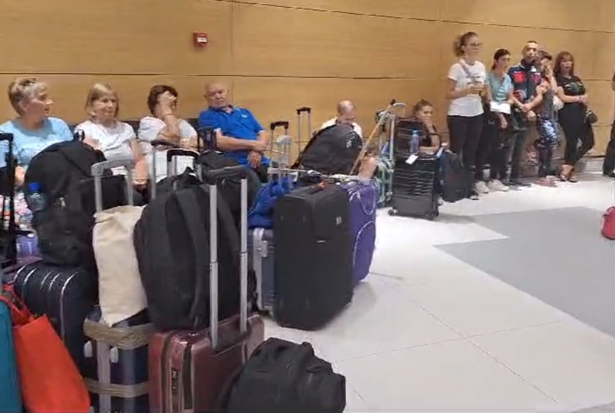 Incubo dopo il pellegrinaggio a Medjugorje, 180 sardi bloccati a Spalato: “Costretti a dormire in aeroporto”