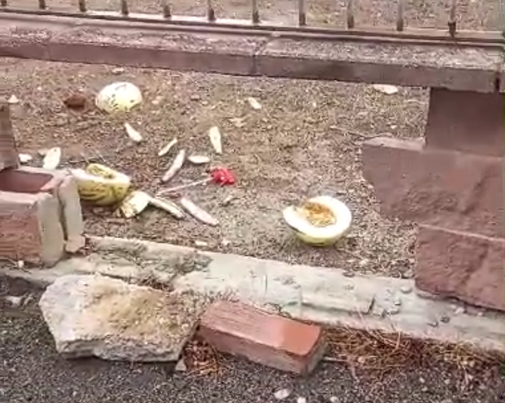 Assemini, via la transenna e il prato diventa una discarica a cielo aperto