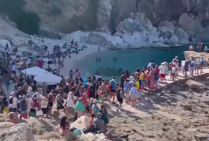 Assalto selvaggio a Cala Mariolu, 1300 bagnanti anzichè settecento: “Dall’estate prossima controlli più rigorosi”