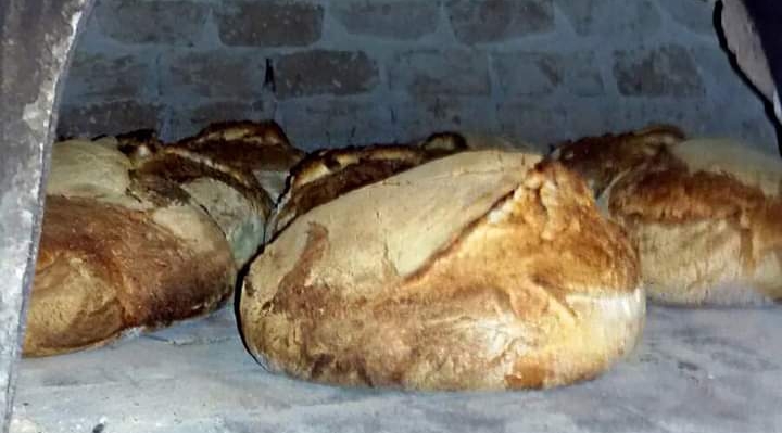 Il pane civraxu in vetrina a Sanluri