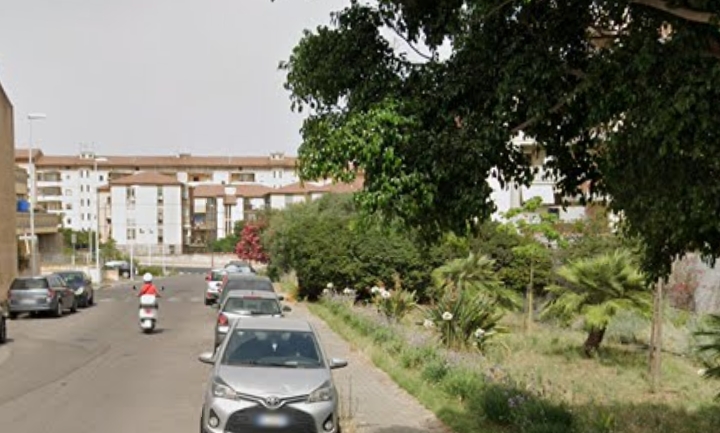 Lancio di bottiglie in strada, baby gang in azione a Selargius