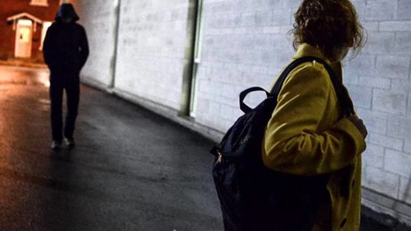 Segue la ex sui bus e nei negozi a Cagliari, stalker 42enne denunciato