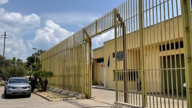 Accoltella il papà a Siliqua, il 15enne conferma angherie e maltrattamenti: trasferito in comunità