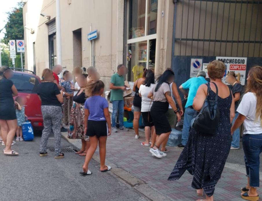 Boom povertà, a Cagliari si fa la fila anche per zaini e quaderni gratis: “Tante famiglie giovani in crisi”