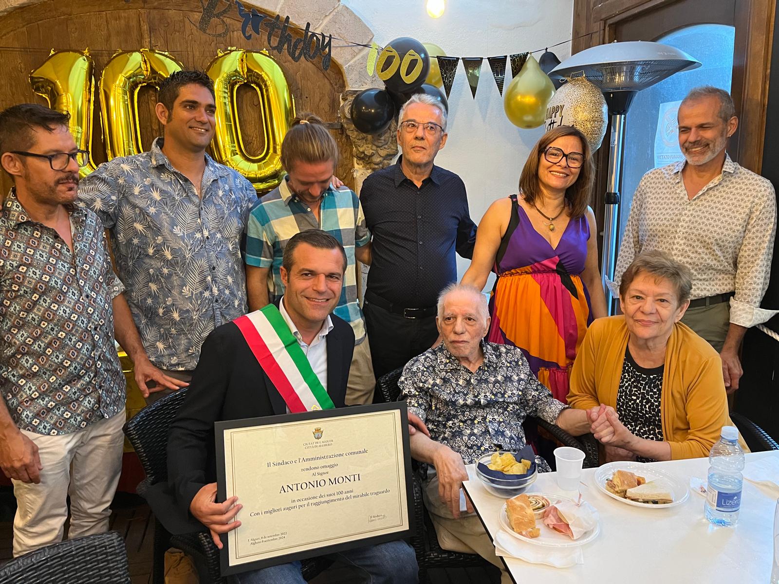 Alghero in festa per i 100 anni di Antonio Monti