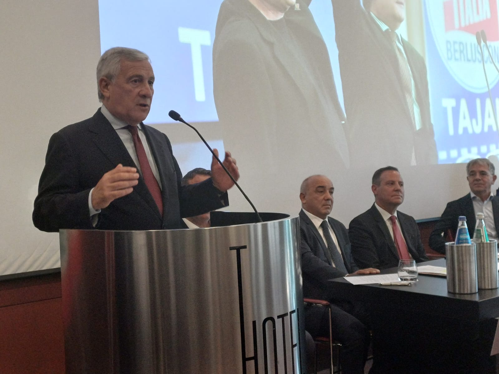 Tajani a Cagliari scrive la fine del Partito sardo d’azione: tutti i consiglieri e 70 amministratori passano in Forza Italia