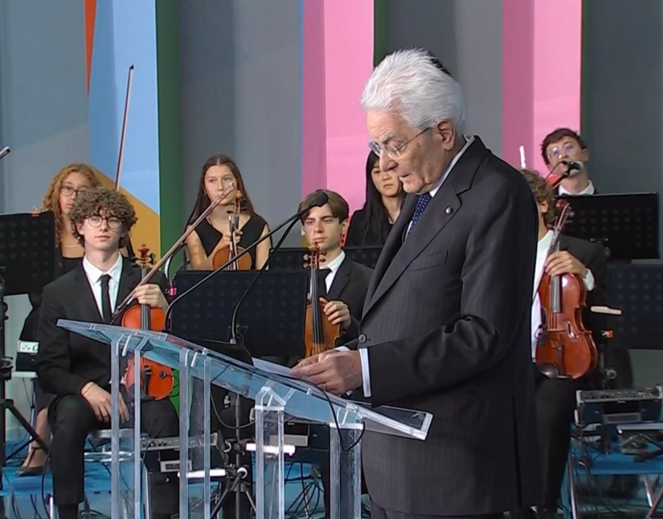 Mattarella a Cagliari saluta “totu sa genti sarda” ed è ovazione: “Siamo immersi in un cambiamento globale, la scuola non può restare ferma”