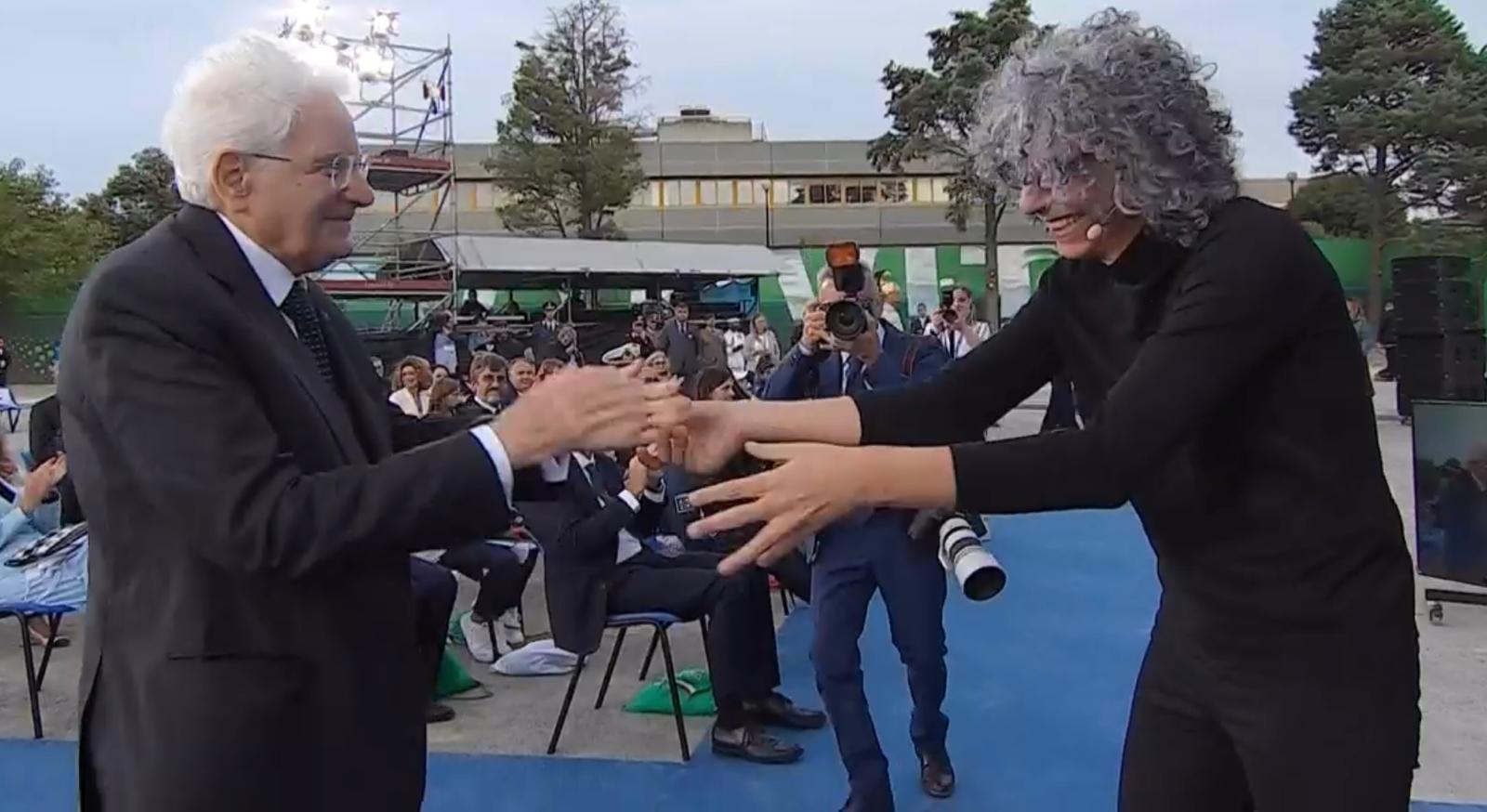 L’abbraccio a Cagliari fra Mattarella e Giovanni Allevi: “A scuola ero sempre in preda all’ansia, ora per me il futuro è un miraggio”