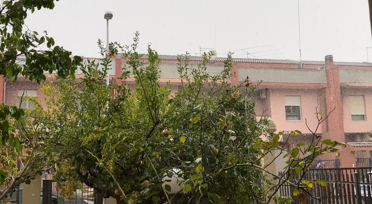 Cagliari, il maltempo all’improvviso: bomba di grandine e tanta pioggia durante un violento temporale