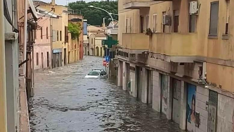 Cagliari nella bufera, crolla pure un pezzo in aeroporto: 30 interventi dei pompieri, pronto soccorso allagati, alberi e pali pericolanti