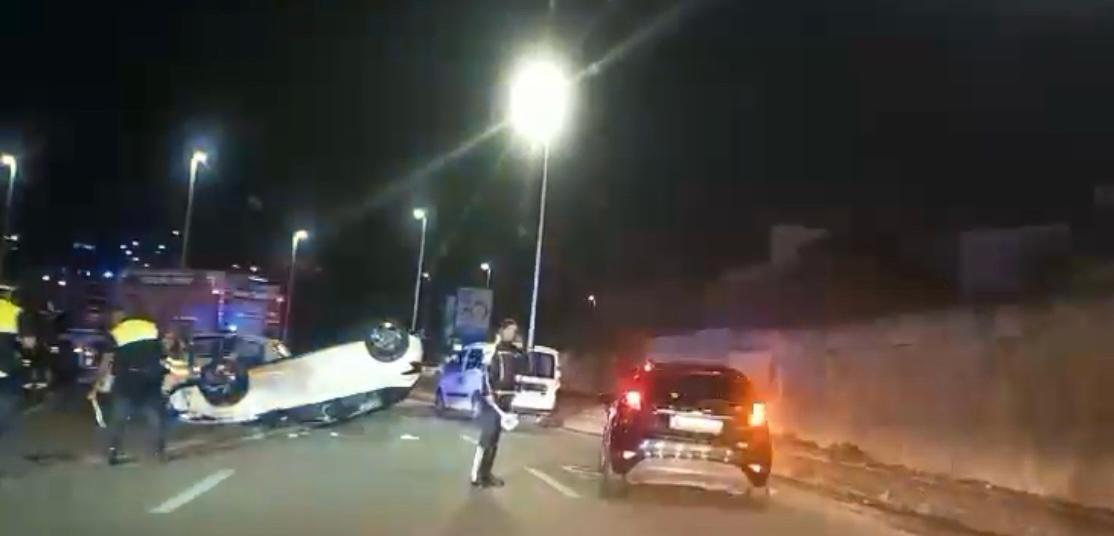 Auto ribaltata e traffico in tilt, incidente alla rotonda verso Margine Rosso: ambulanze a sirene spiegate