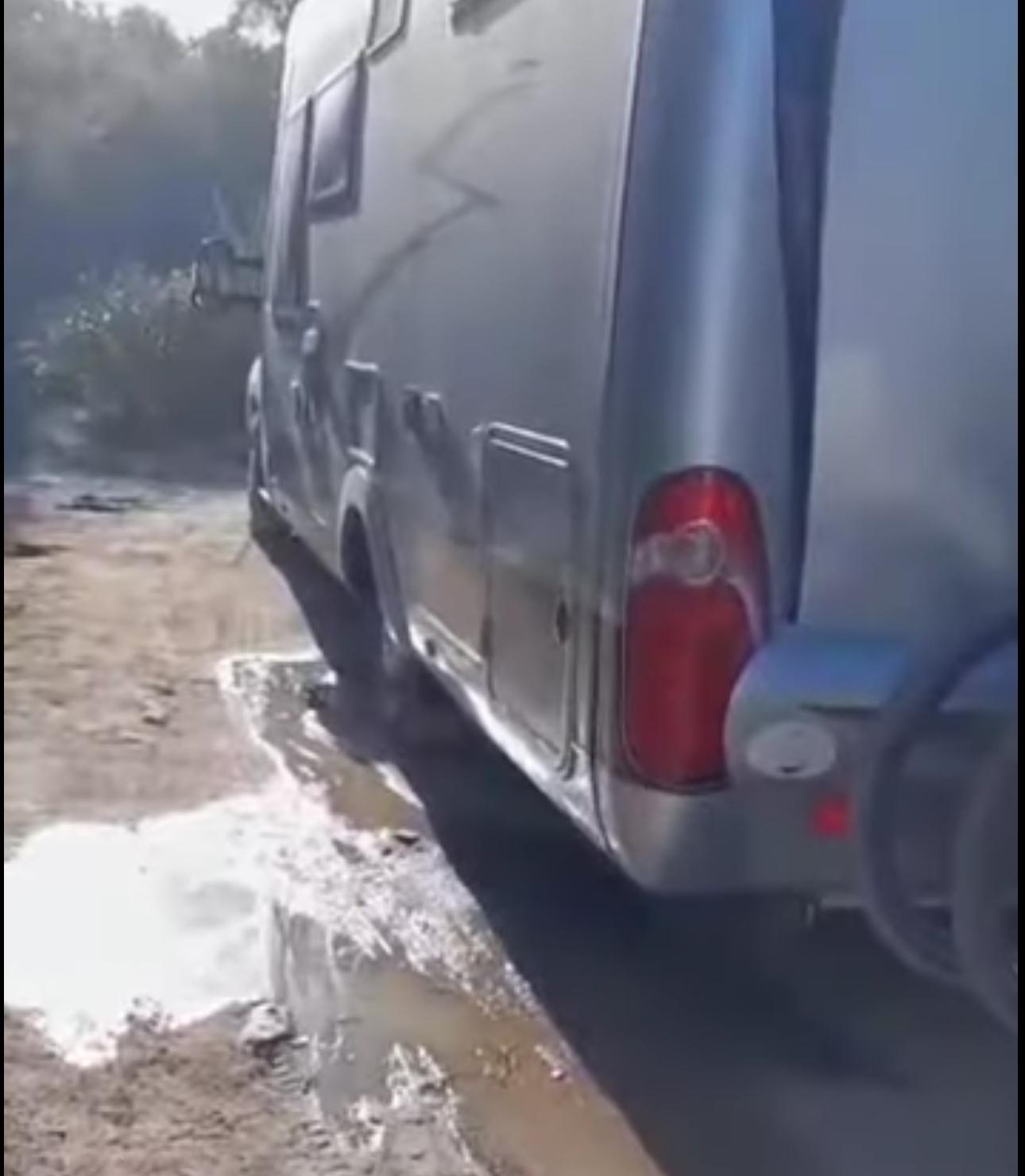 L’estate cafona in Sardegna non finisce mai: turisti incivili scaricano il wc chimico in strada a Piscinas