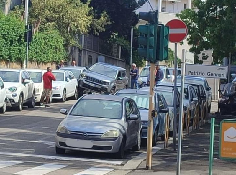 Cagliari, incidente nel largo Gennari: auto esce di strada e finisce su una vettura in sosta
