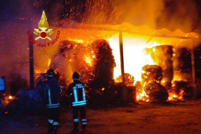 Devastante incendio a Capoterra, inceneriti camion e balle di fieno vicino a una casa di riposo
