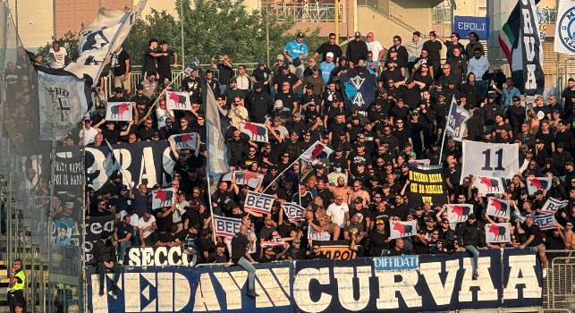 Cagliari-Napoli, duri scontri tra i tifosi sugli spalti: i napoletani lanciano fumogeni contro la curva Sud, striscioni con la scritta “Beee”
