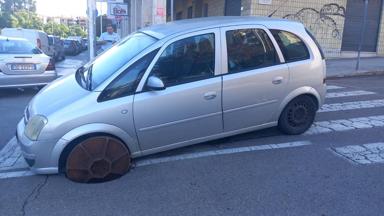Incredibile a Cagliari, in via Bembo una macchina sprofonda dentro un tombino dopo il temporale