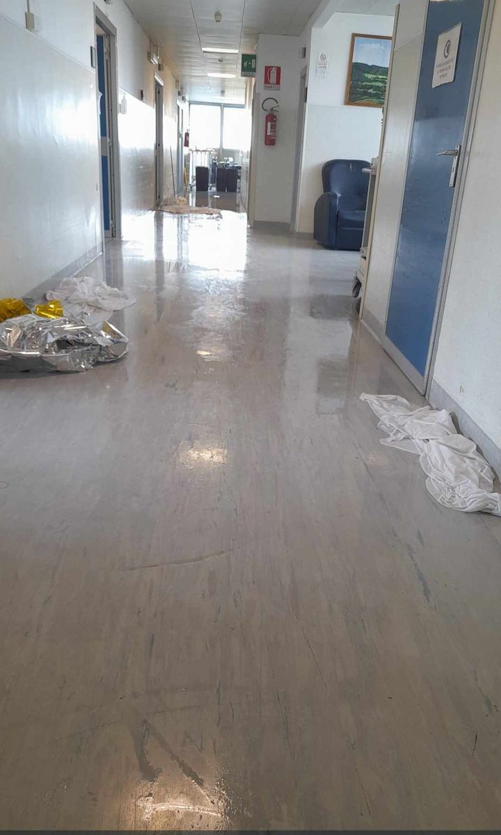 A Cagliari anche il Brotzu finisce “allagato”: la bomba d’acqua entra dentro l’ospedale