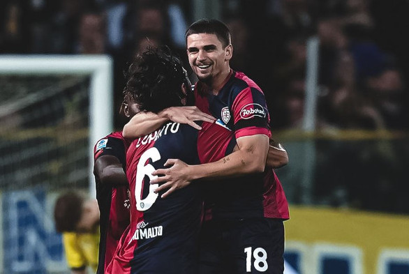 Marinato il Parma, il Cagliari trionfa 3-2 al Tardini: la prima vittoria è memorabile