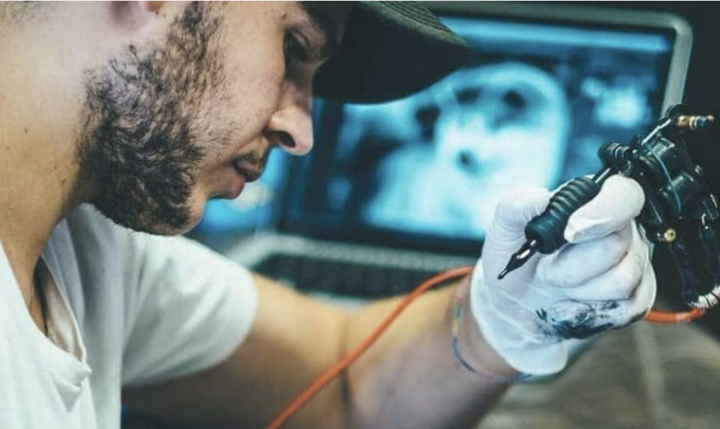 Muore in un incidente in moto il giorno del suo 32esimo compleanno: addio al tatuatore Alessio Cruciani