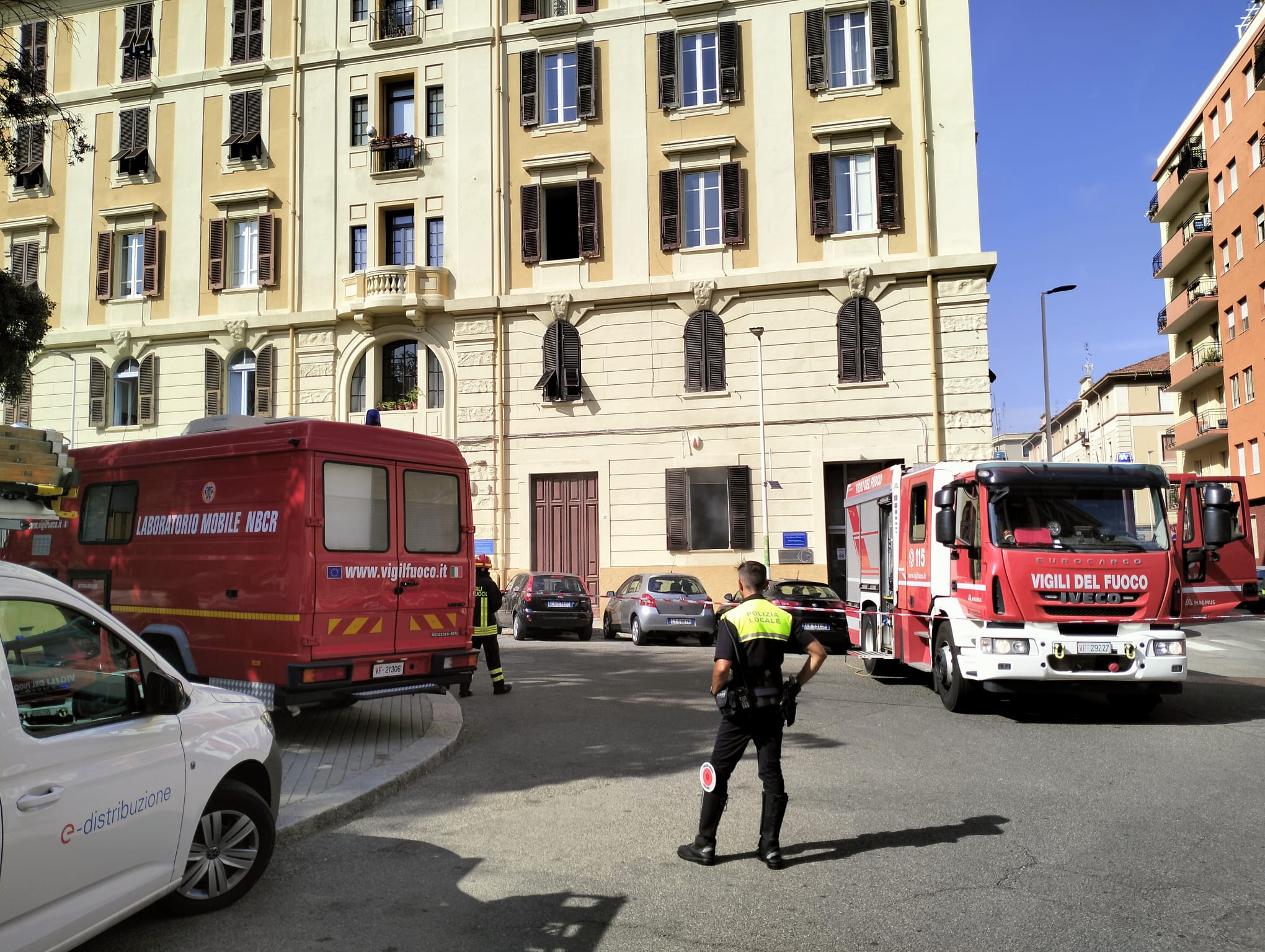 Cagliari, fiamme nel centro radiologico Casciu in piazza Galilei: palazzina evacuata per domare l’incendio