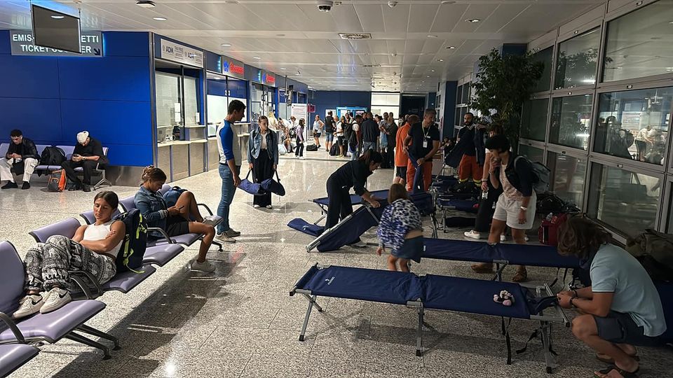 Odissea a Elmas, volo rinviato a notte fonda e poi cancellato: allestito un dormitorio per 176 persone rimaste a terra