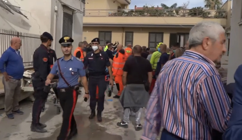 Crolla una palazzina a Saviano: muoiono una bimba di 4 anni e il fratellino di 6, si cercano la mamma e la nonna