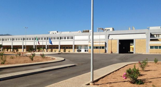 Uta, detenuto rumeno si taglia con una lametta e picchia due agenti in infermeria