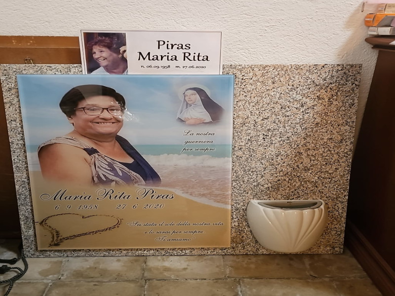 Quartu, le vietano di spostare la lapide in cristallo della mamma nel nuovo loculo: “Costretta a portarmela a casa”