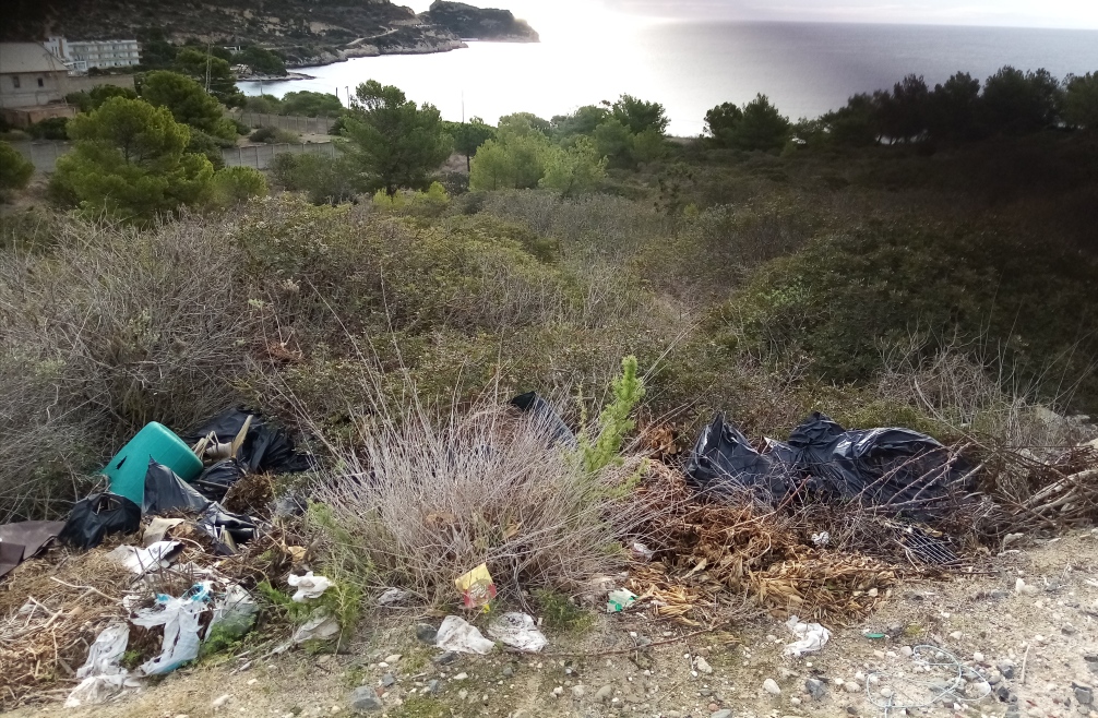 Cagliari, lastricata di rifiuti la strada per il faro di Cala Mosca