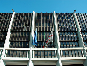 Onorevoli funerali a spese dei sardi, la presidente Todde: “Un privilegio da abolire”