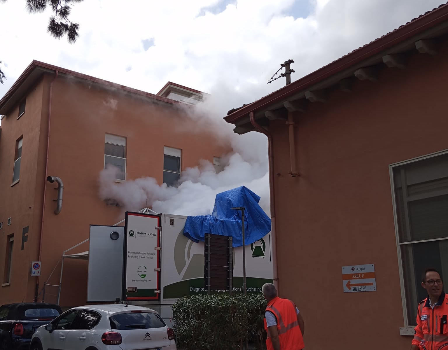 Cagliari, botto e invasione di fumo nel giardino del Ss. Trinità: “Così viene ricaricato con l’elio il macchinario per la risonanza magnetica”