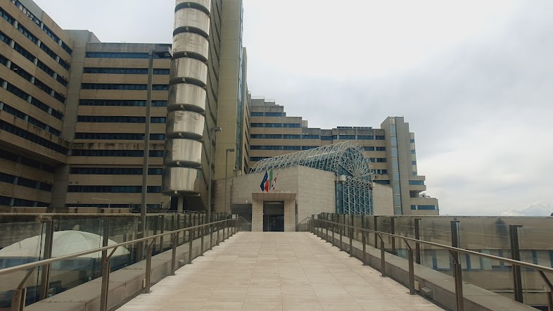 Cagliari, si schiantano contro un muro in via Vesalio: due giovani in codice rosso al Brotzu