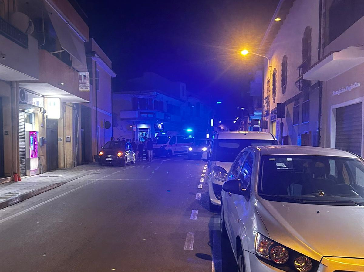 Sestu, trio di ladri tenta la rapina in un’agenzia di scommesse: titolare ferito gravemente alla testa