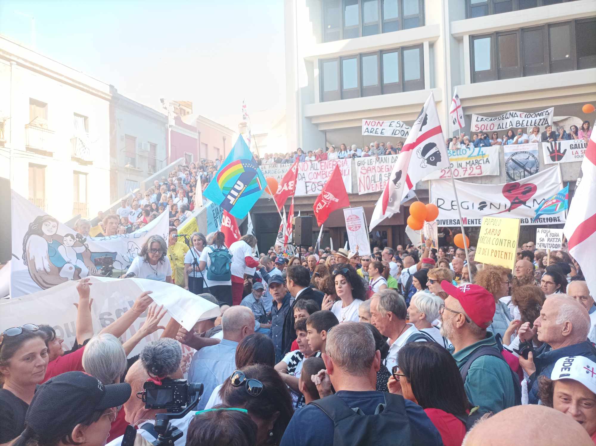 In migliaia da tutta l’Isola a Cagliari contro l’assalto eolico: “No alle speculazioni nella nostra splendida terra”