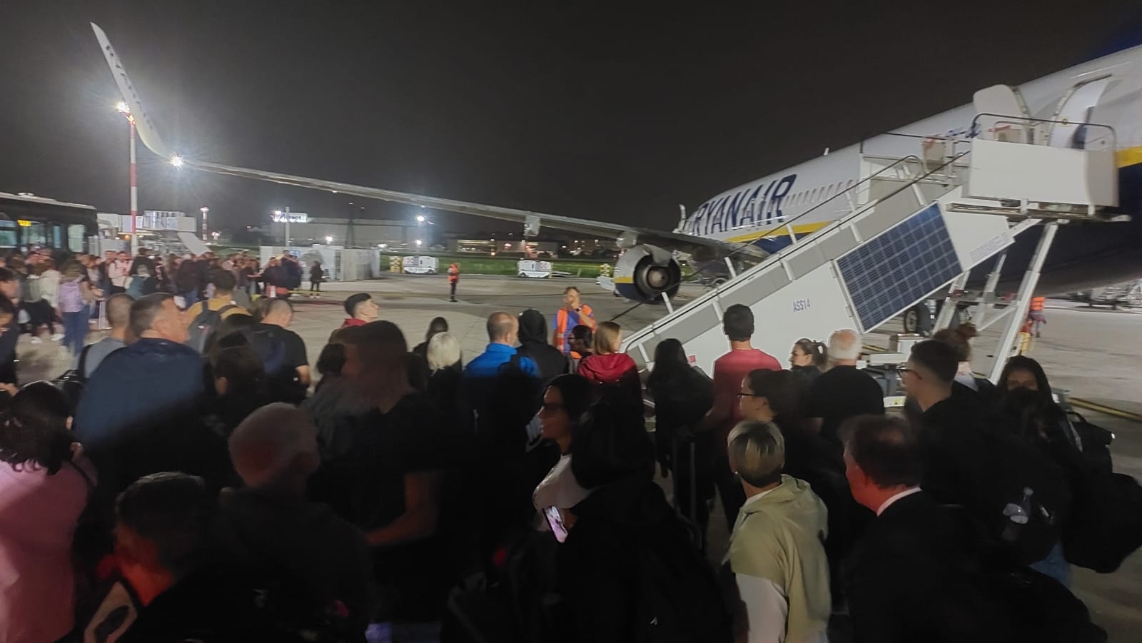 L’ennesima beffa per centinaia di sardi diretti a Cagliari: “Il volo Ryanair da Napoli partito con 4 ore di ritardo”