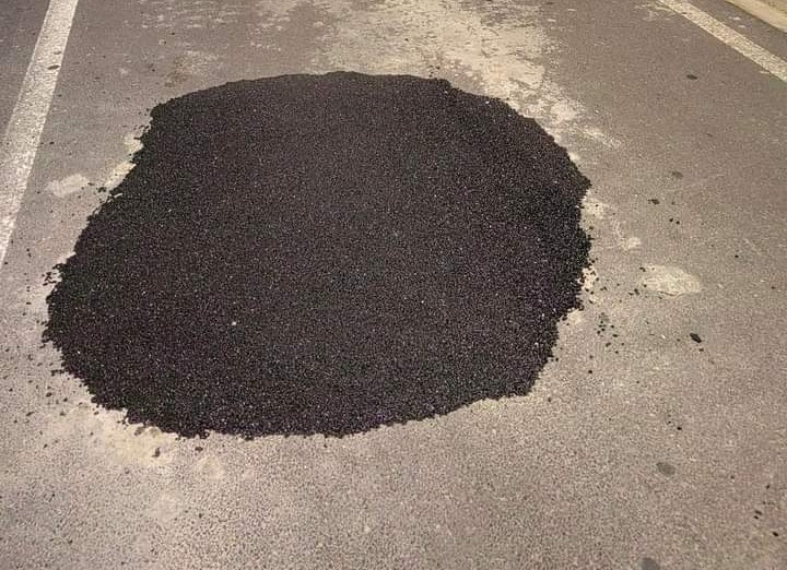 Monserrato, via le storiche buche a suon di post: scatta l’ironia