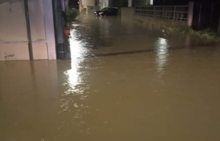 Case e strade allagate a Uras, anche un metro e mezzo d’acqua dentro le abitazioni