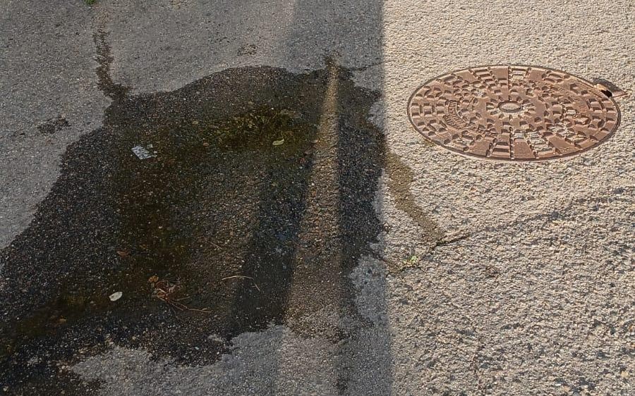 Elmas, una maxi perdita idrica in via Nuoro: ripetute segnalazioni da parte dei cittadini