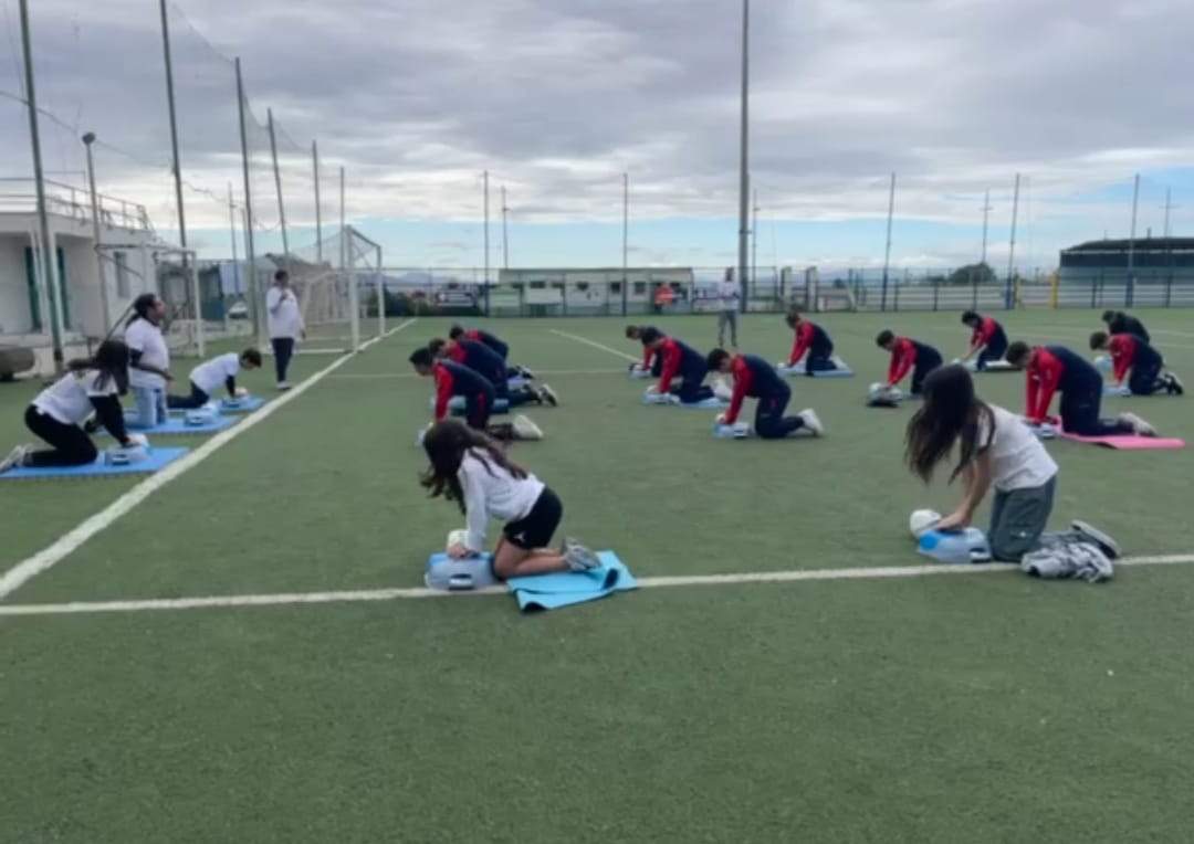 Cagliari, piccoli calciatori diventano medici rianimatori in campo