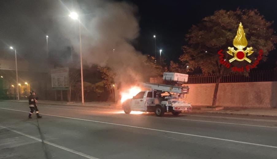 Cagliari, furgoni in fiamme in via Castiglione: distrutta anche un’auto