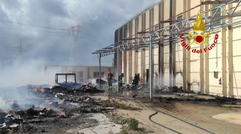 Incendio in un capannone a Macchiareddu: un dipendente ferito incastrato in un muletto