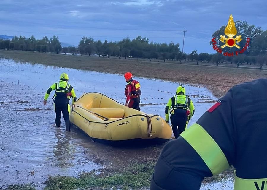 Maltempo, un disperso a Nuxis: pastori sui tetti degli ovili, auto trascinate dall’acqua