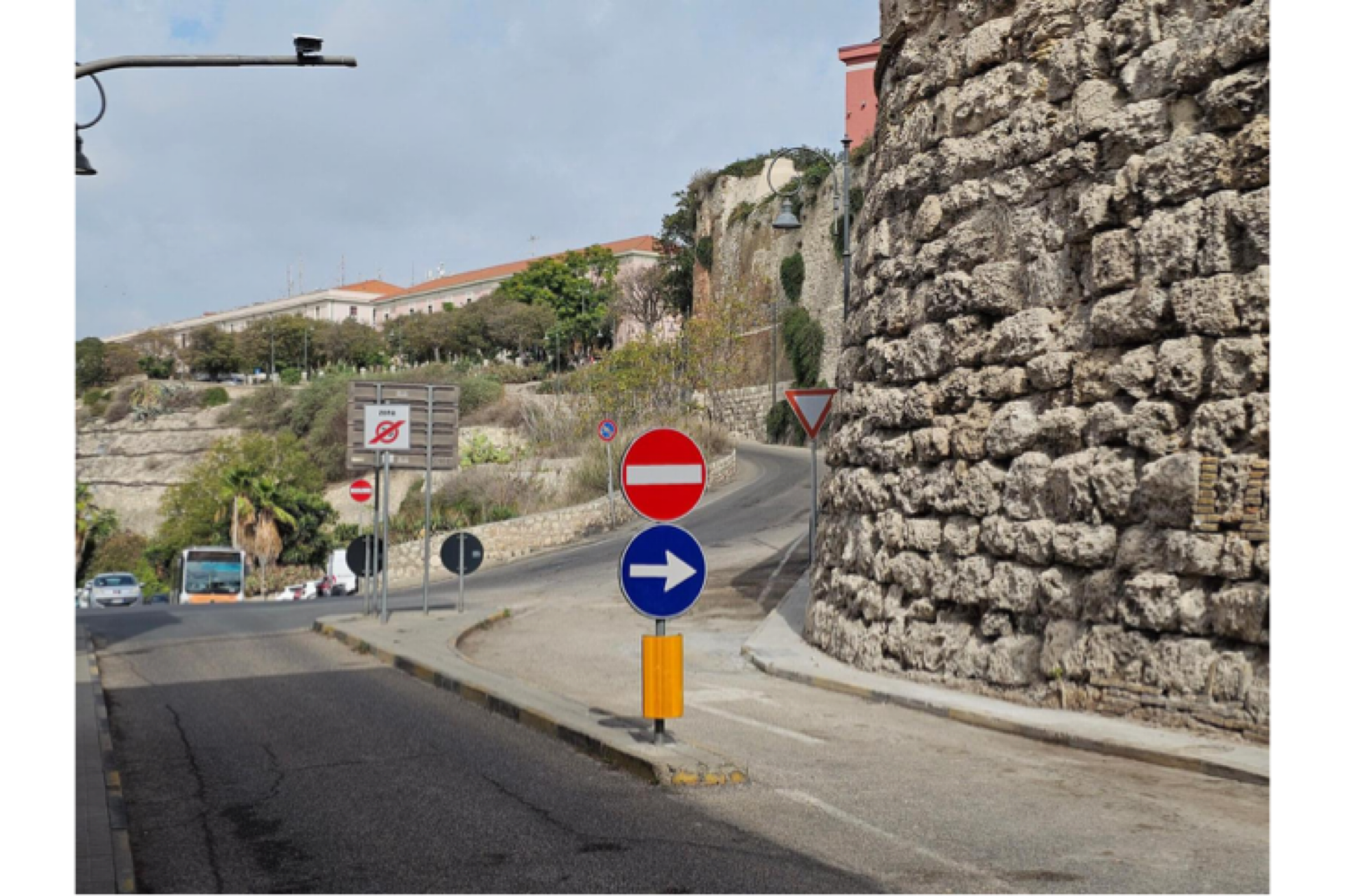 Cagliari, addio transenne: dopo 15 anni riapre via dei Genovesi, ora i lavori alle mura della torre dell’Elefante