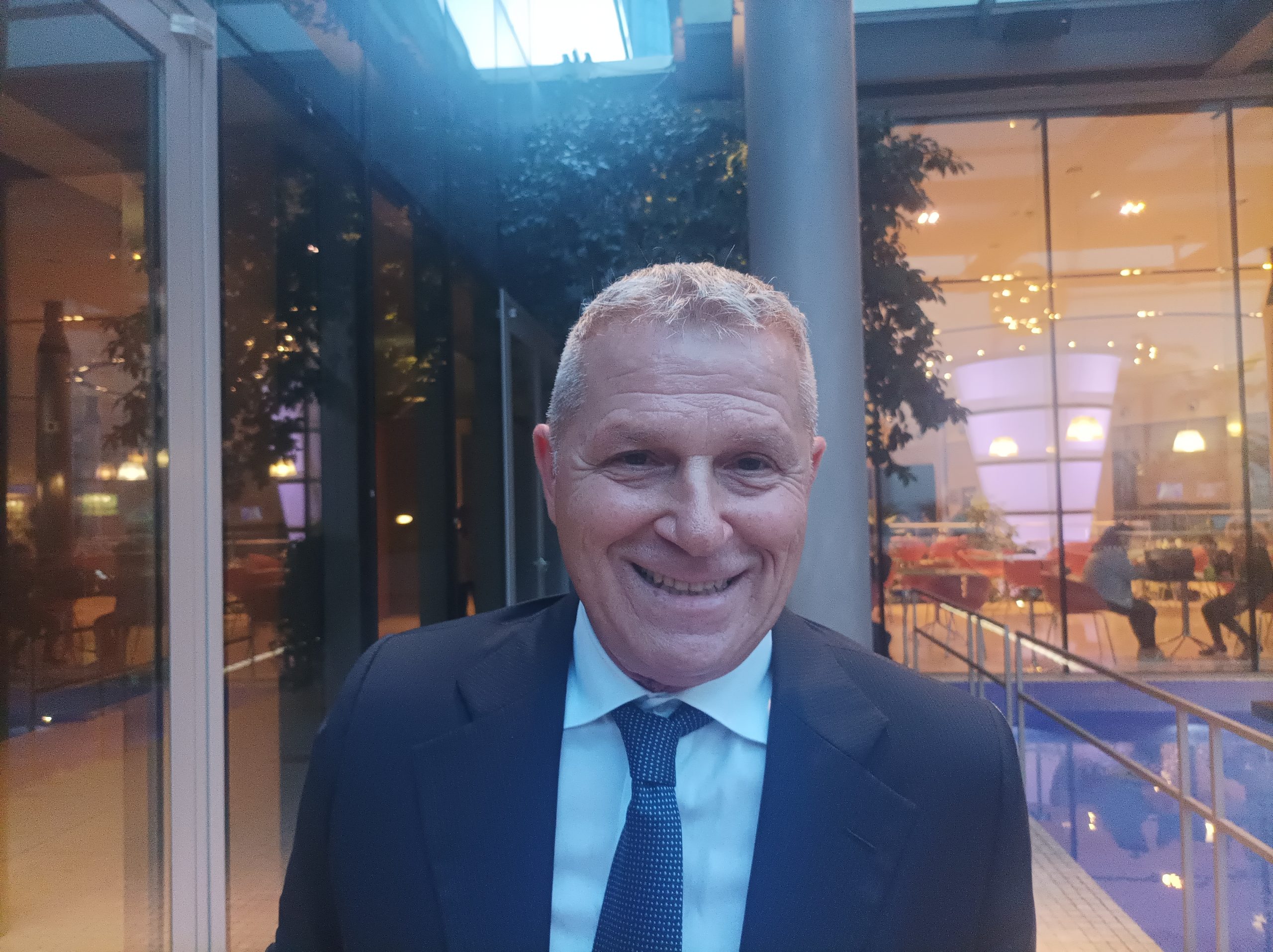 Assalto eolico in Sardegna, il Golfo degli Angeli nel mirino: “Pale alte 300 metri, non ripetiamo l’errore fatto con la Saras”