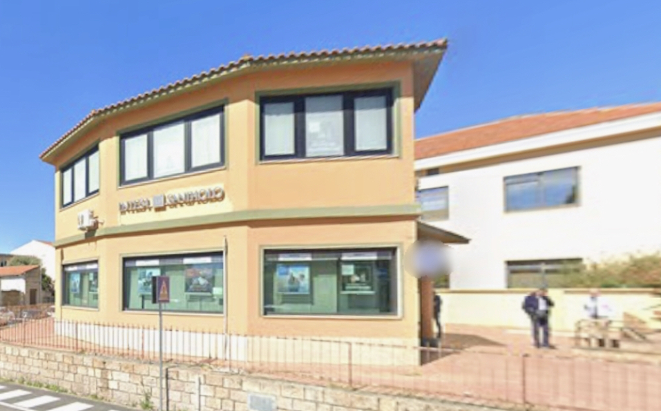 Assemini, terrore in banca: ladro mascherato e armato con un pezzo di vetro scappa con i soldi