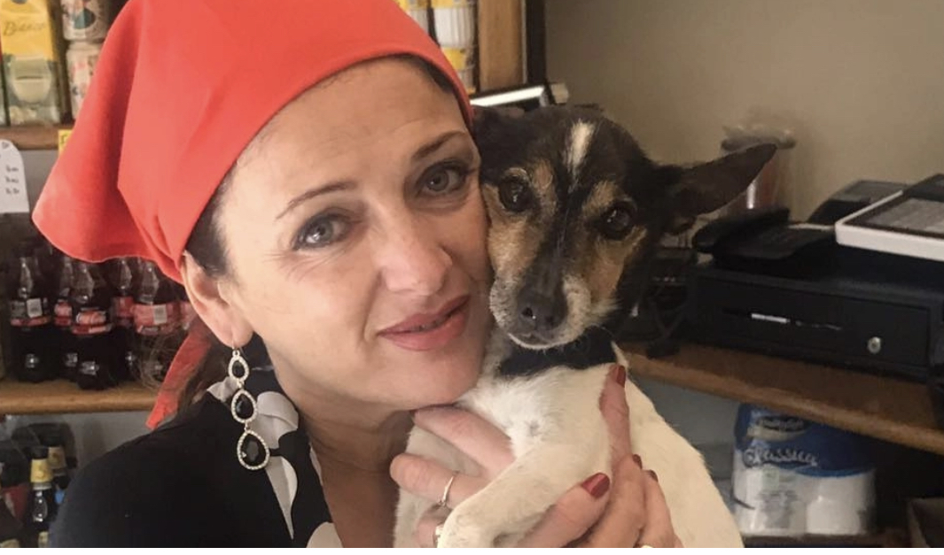 Donna di 55 anni uccisa a colpi d’arma da fuoco nel suo  negozio, si cerca il nipote