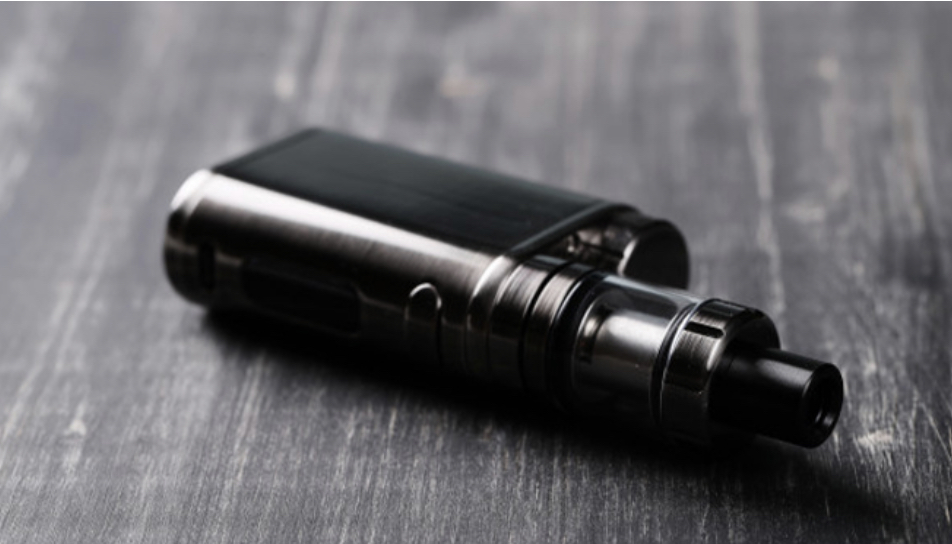 Sigarette elettroniche, stop dall’UE anche all’aperto